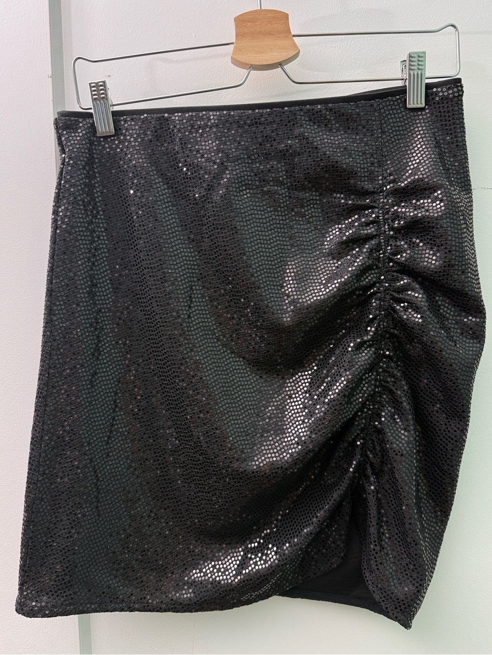 H&M EUC black sequin pull-on mini skirt with side ruching detail in front